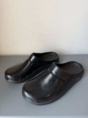 OOFOS OOcloog Glossy Recovery Clogs